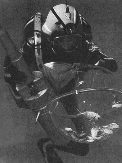  В руках у Бернара Делемотта огромный шприц и плексигласовый шар, куда он помещает отловленных рыб. 