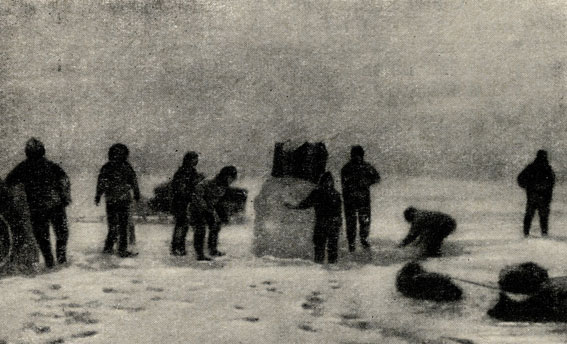 Через каждые пять километров Георги и его товарищи строили снежные столбы