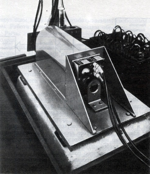 77. Кварцевые часы. Это единственные кварцевые часы, которые до сих пор работают в Гринвичской обсерватории. Они содержат линзообразный (AT-среза) кристалл и генерируют сигналы с частотой 2,5 МГц. Это один экземпляр из той пары часов, которые были закуплены в США в 1964 г., после того как они прошли испытания в Морской обсерватории США (Гринвичская обсерватория.)
