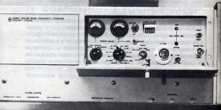 78. Цезиевый лучевой эталон частоты в Хёрстмонсо, 1974 г. Изготовлен фирмой 'Хьюлетт-Паккард', тип 5060 А. (Гринвичская обсерватория.)