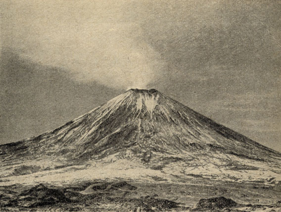 Рис. 24. Ключевской вулкан обычно выделяет облака го пара