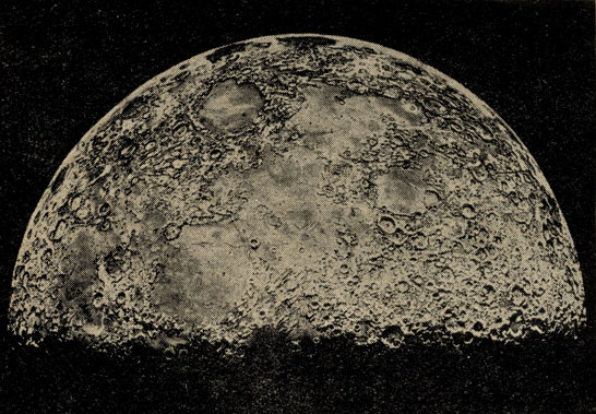 Рис. 28. Гористая поверхность Луны (первая четверть)
