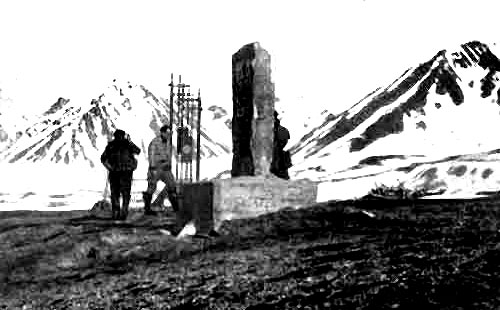У памятников полярной славы, поставленных Амундсену и погибшим участникам экспедиции Нобиле на дирижабле 