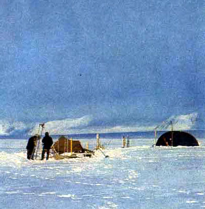 Лагерь гляциологов на ледоразделе ледников Грёнфьорд и Фритьоф.