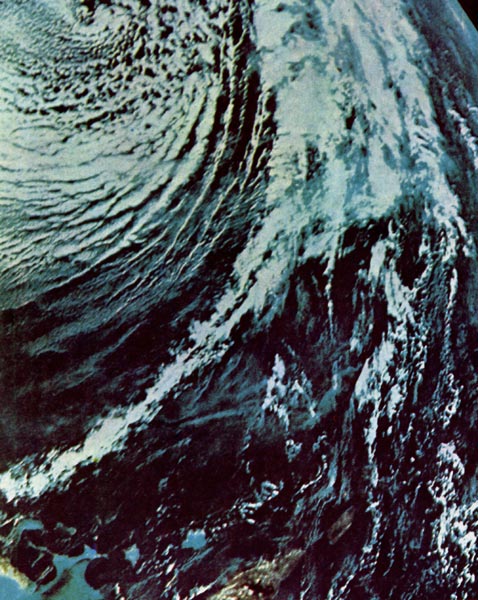 Огромной засасывающей воронкой выглядит циклон с космической высоты 
