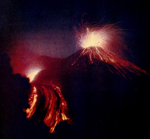 Извержение мелких вулканов у подножия Ключевской сопки на Камчатке Видны лавовый поток и следы бомб, выбрасываемых из кратера