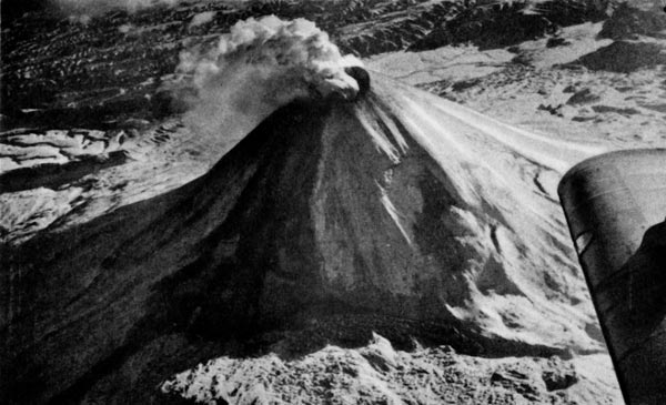 Карымский вулкан (Восточная Камчатка) На переднем плане - свежий лавовый поток с бугристой поверхностью, излившийся из кратера