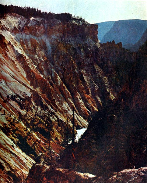 Большой каньон р Йеллоустон. По цвету его скалистых обнажений индейцы назвали всю эту местность «Желтый камень»