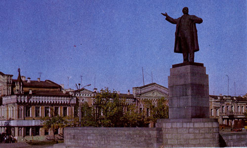 Памятник Владимиру Ильичу Ленину на площади Ленина в Свердловске