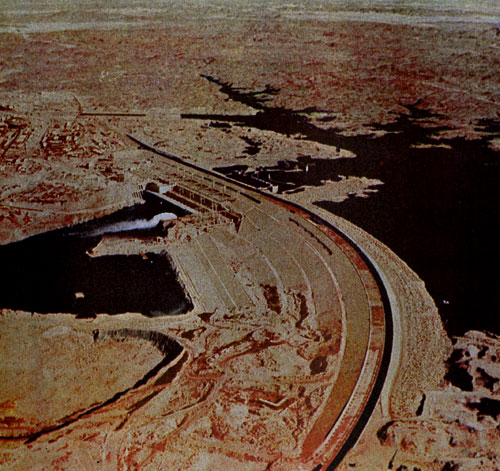 Общий вид Асуанского гидротехнического комплекса с воздуха В поперечном разрезе плотина напоминает пирамиду, широкую у основания и суживающуюся кверху