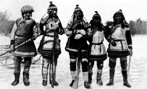 В  К. Арсеньев (в середине) с удэгейцами в национальных костюмах.