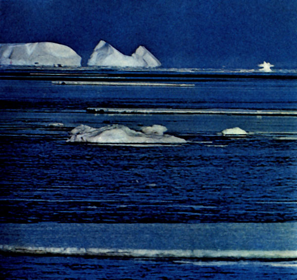 Вот такие айсберги, оторвавшись от берегов Антарктиды, доплывают иногда до Африки