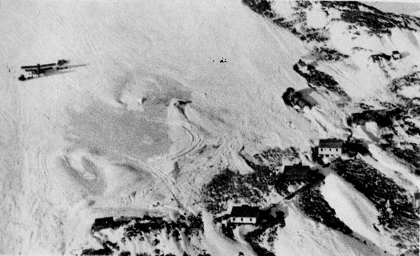 Вид с самолета на советскую антарктическую станцию Новолазаревская