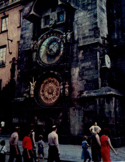 Площадь Ратуши с часами XV в. в столице Чехословакии — Праге