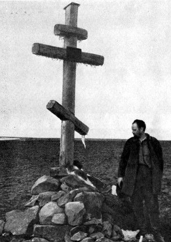Д. А. Вольнов у символической могилы Э. В. Толя и его спутников на острове Беннета, 1956 год