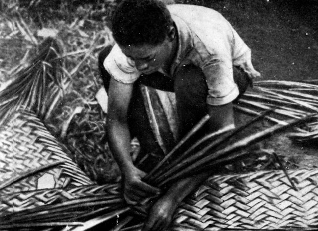 Плетение циновок на Занзибаре 