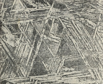 Рис. 71. Видманштеттовы фигуры на полированной поверхности железного метеорита