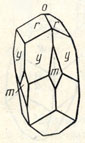 Рис. 132. Кристалл пираргирита о {0001}, r {1011}, m {1010}, y {3251}