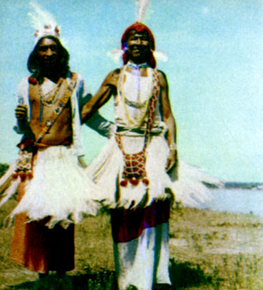 Индейцы мака из парагвайского Чако. Головной убор и набедренную повязку они изготовляют из перьев цапли