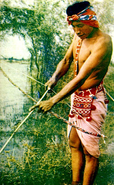 Парагвайские индейцы ловят рыбу с помощью лука и стрел