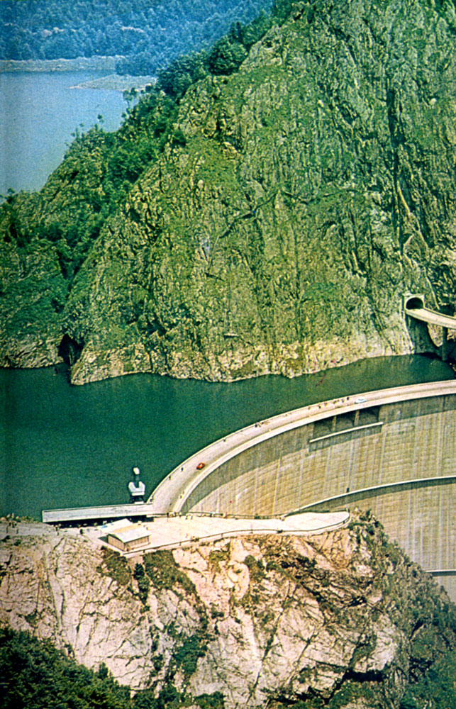 Плотина Видрару - главное сооружение в гидроэлектрической системе Арджеш	