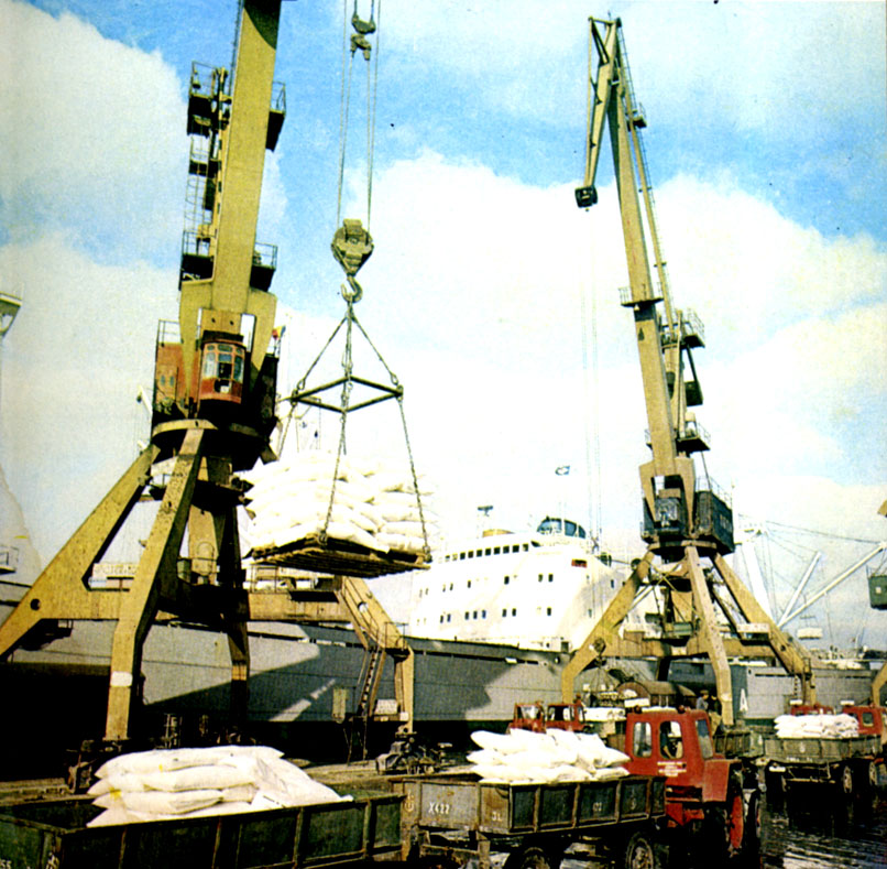 Черноморский порт Констанца. Продукция химической промышленности идет на экспорт