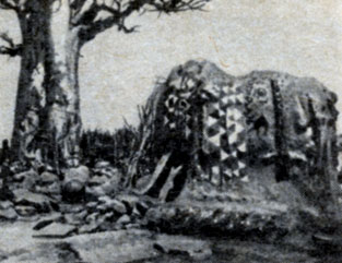 Тотемическое святилище Манда в Орозонго. В центре видна серия буммо, нарисованных черной краской