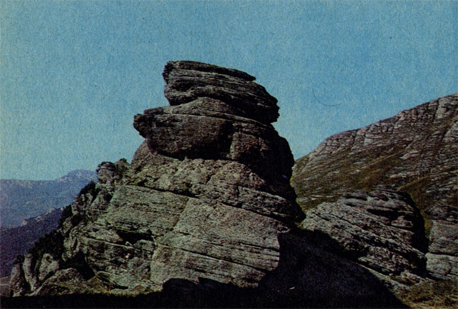 Рис. 4. Фигуры выветривания в виде башен и бастионов в конгломератах горы Демерджи