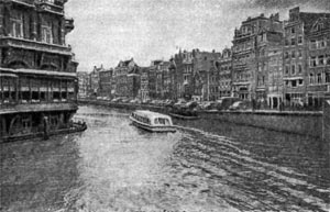 Амстердам. Один из городских каналов.