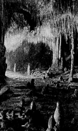 Сталагмиты и сталактиты в Волшебном коридоре Деменовской системы пещер