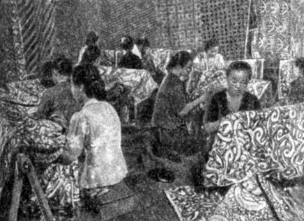 Ручное производство индонезийской ткани 'батик' на фабрике в Соло