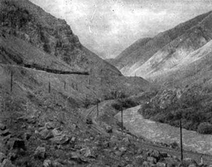 Железная дорога и автотракт в Боамском ущелье вдоль р. Чу