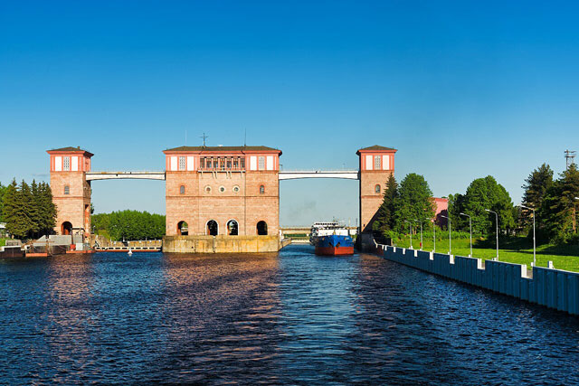 �������, ���� - https://upload.wikimedia.org/wikipedia/commons/thumb/4/4a/Volga_River._Rybinsk%2C_lock_P5213135_2200.jpg/1280px-Volga_River._Rybinsk%2C_lock_P5213135_2200.jpg